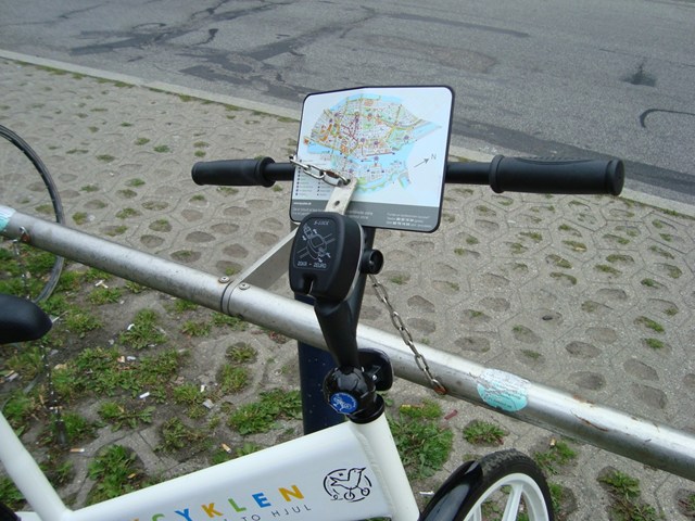 鍵がついて、地図もついている。どのようなシステムなのかわからない。ただ、自転車にブレーキはなさそう。後輪を逆転させて止まる様になっている。
